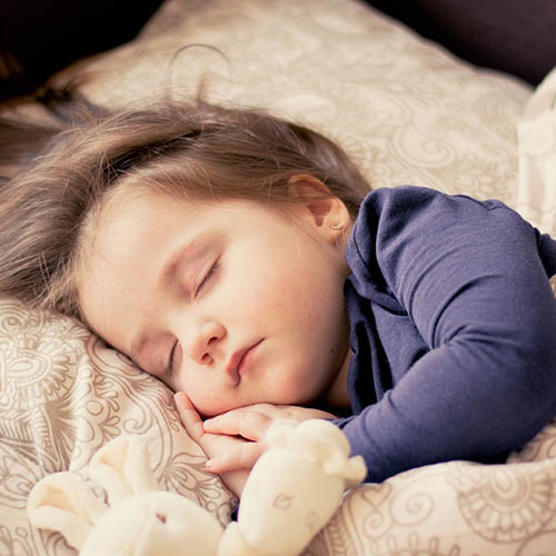  une maman avec son bébé pharmacie du Moustier